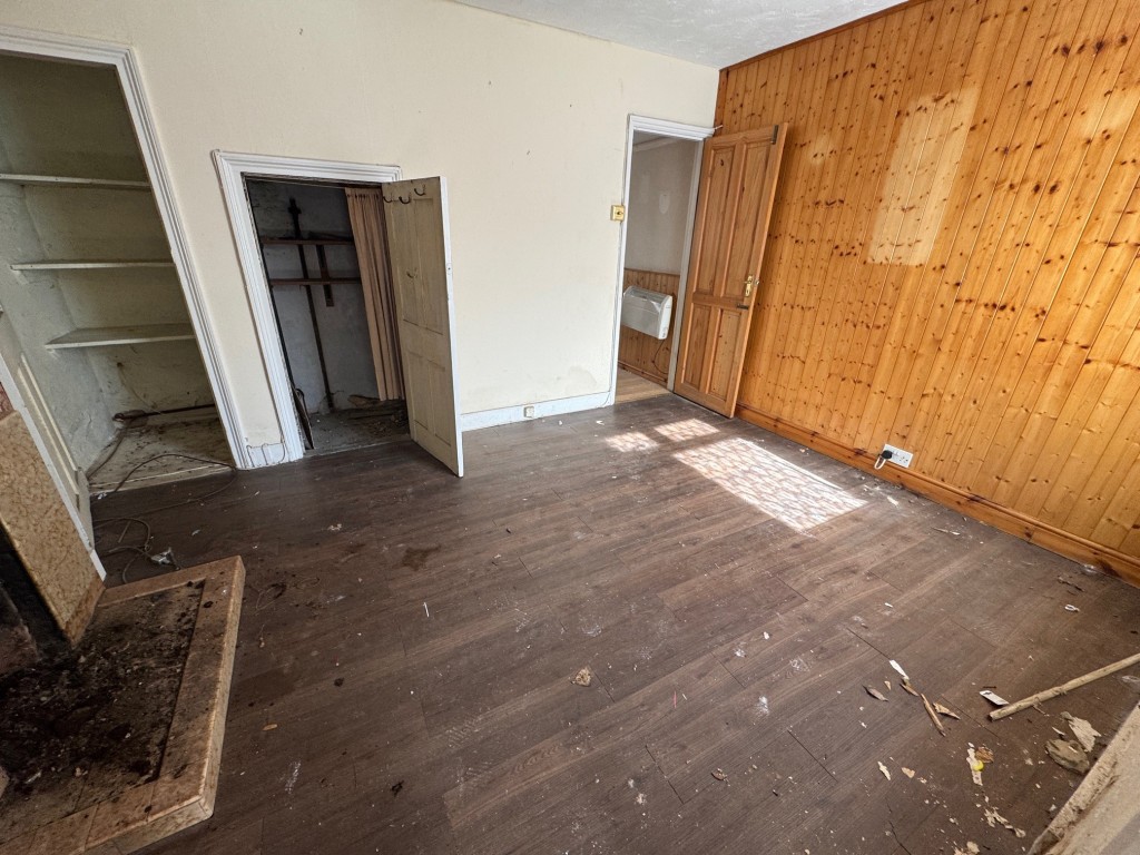 Lot: 62 - END-TERRACE HOUSE FOR REFURBISHMENT - Dining room